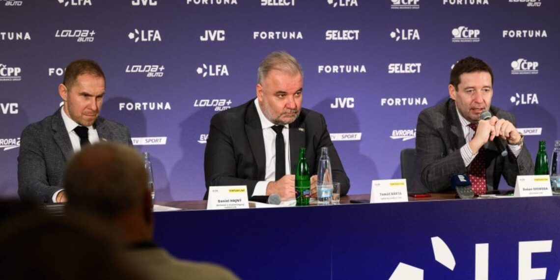Tomáš Bárta (uprostřed)