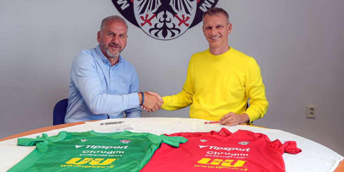 Lukáš Urbanec s ředitelem klubu Tomášem Linhartem