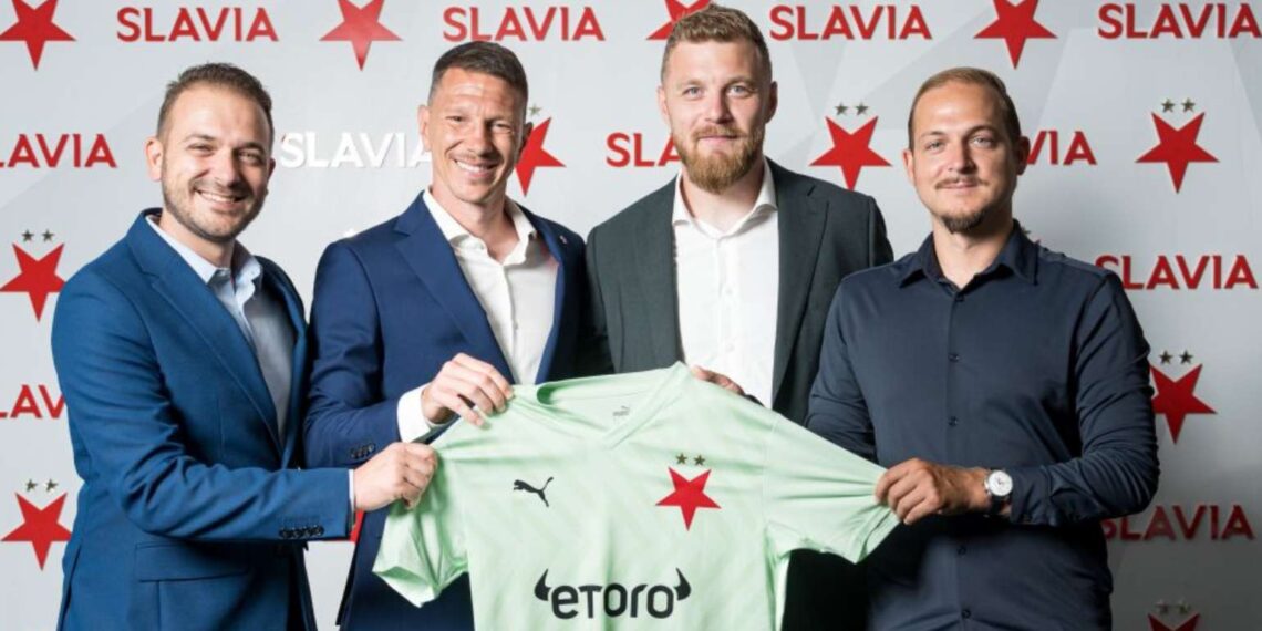 Jindřich Staněk se svými agenty a sportovním ředitelem Slavie Jiřím Bílkem