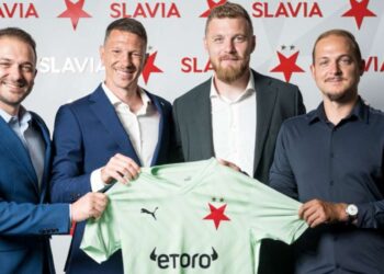 Jindřich Staněk se svými agenty a sportovním ředitelem Slavie Jiřím Bílkem