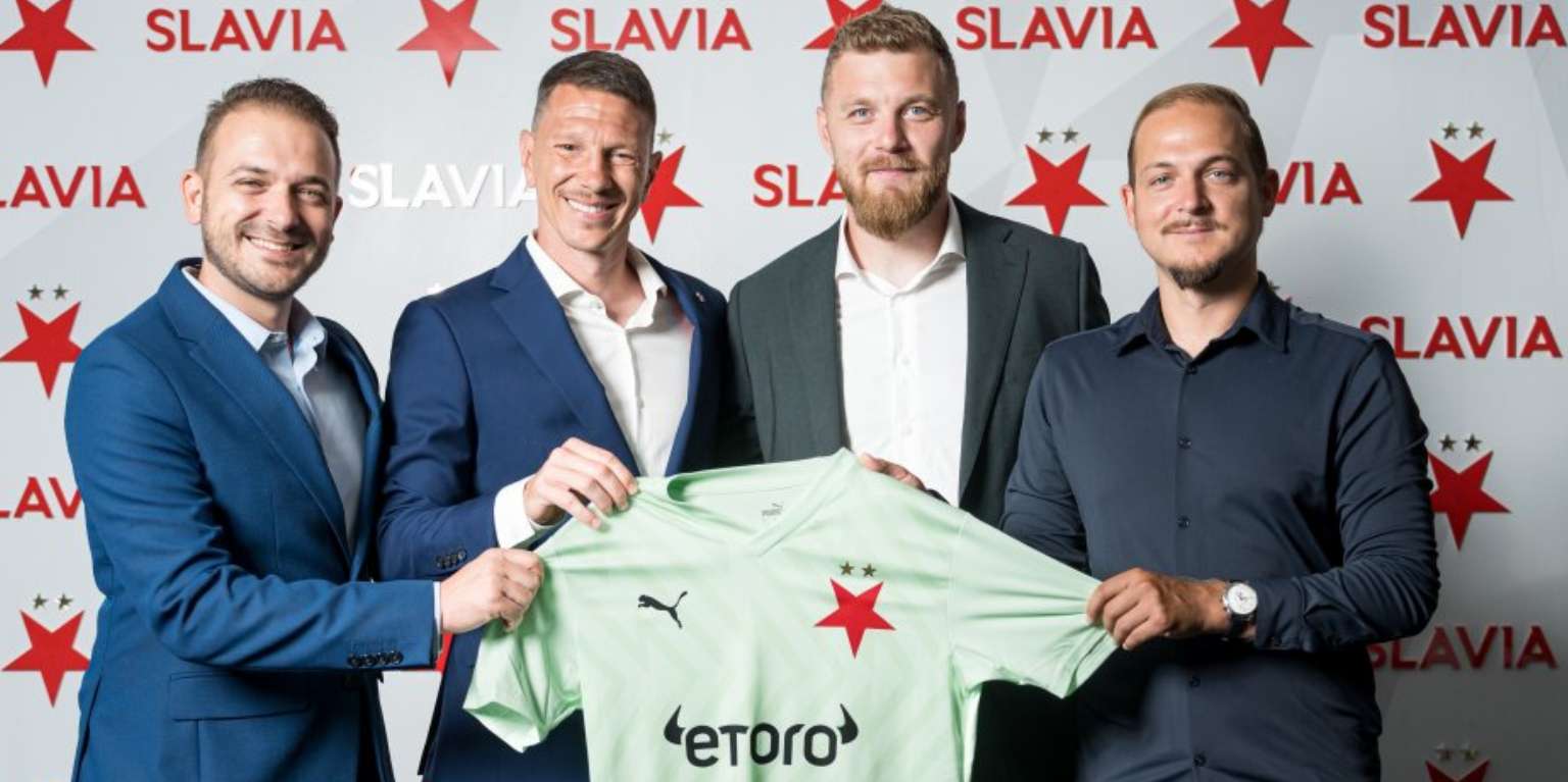 Jindřich Staněk se svými agenty a sportovním ředitelem Slavie Jiřím Bílkem