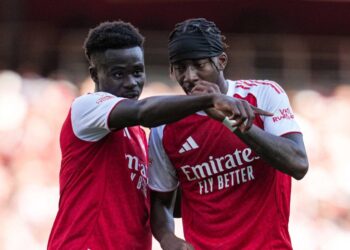 Bukayo Saka a Noni Madueke