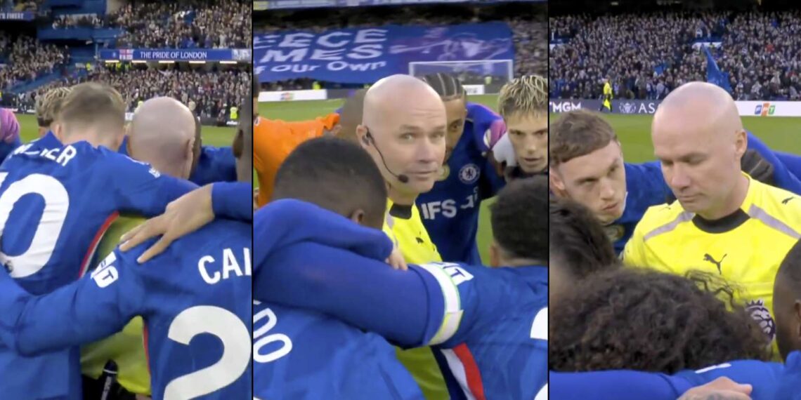 Rozhodčí uprostřed týmového kolečka hráčů Chelsea
