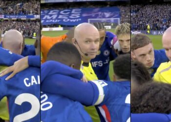 Rozhodčí uprostřed týmového kolečka hráčů Chelsea