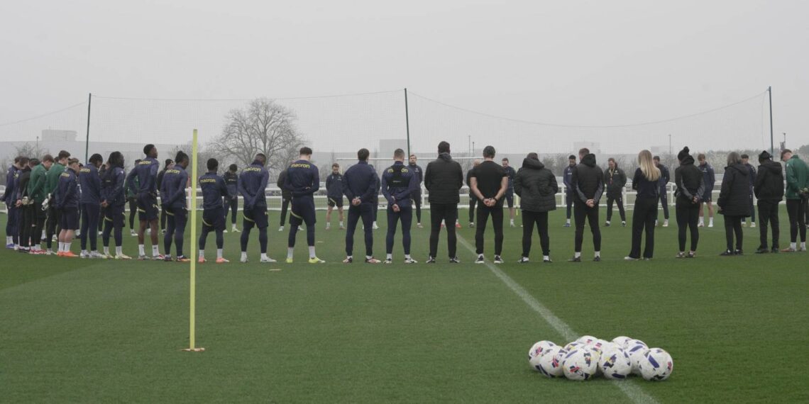 Hráči Oxfordu United drží minutu ticha