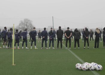 Hráči Oxfordu United drží minutu ticha