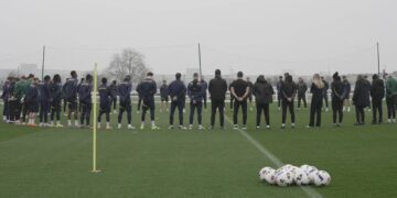 Hráči Oxfordu United drží minutu ticha