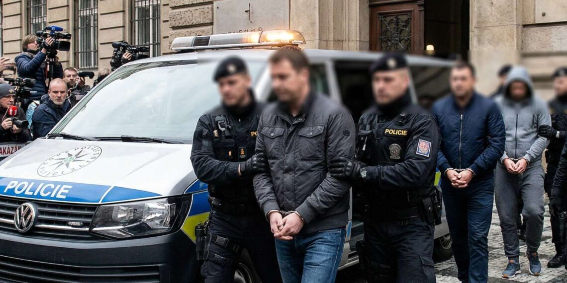 Policejní eskorta, soud, zatčení