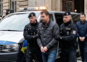 Policejní eskorta, soud, zatčení