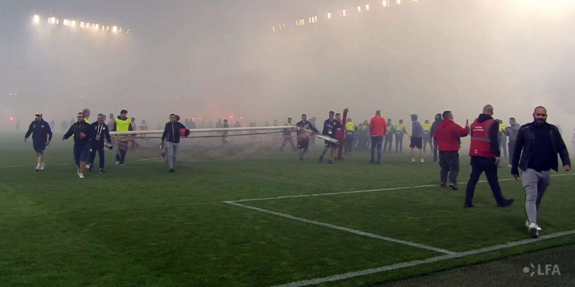 Fanoušci Slavie při nedohraném derby