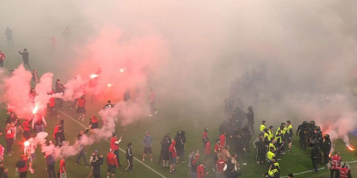 Fanoušci Slavie při nedohraném derby